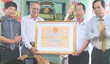 Ông Trần Vĩnh Hưng, Giám đốc Sở LĐ-TB&XH và ông Hồ Đắc Việt Thanh, Phó Giám đốc Sở VH-TT&DL trao Bằng di tích lịch sử văn hóa cấp tỉnh cho lãnh đạo xã Bình Xuân.