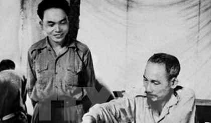 Chủ tịch Hồ Chí Minh và Đại tướng, Tổng tư lệnh Võ Nguyên Giáp bàn kế hoạch quân sự tại Sở chỉ huy Chiến dịch biên giới (năm 1950). (Ảnh: Tư liệu TTXVN).