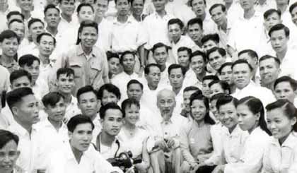 Chủ tịch Hồ Chí Minh với các nhà báo vào năm 1960. 