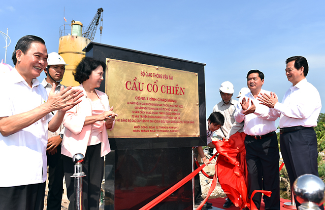 Thủ tướng Nguyễn Tấn Dũng, Phó Chủ tịch Quốc hội Nguyễn Thị Kim Ngân, Bộ trưởng Bộ nội vụ Nguyễn Thái Bình, Bộ trưởng Bộ GTVT Đinh La Thăng tại lễ thông xe cầu Cổ Chiên. Ảnh: VGP/Nhật Bắc