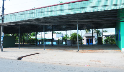Cách đó 100m, nhà lồng chợ khang trang nhưng không có người vào kinh doanh.