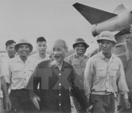Chủ tịch Hồ Chí Minh thăm đơn vị bộ đội tên lửa 236 anh hùng. Ảnh: Tư liệu TTXVN