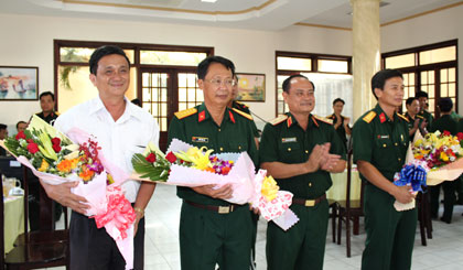 Trung tướng Nguyễn Phương Nam - Tư lệnh Quân khu 9  tặng hoa cho các đồng chí nghĩ chính sách và chuyển công tác.