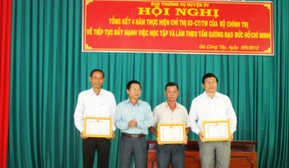Lãnh đạo Huyện ủy Gò Công Tây trao giấy khen các tập thể tại hội nghị