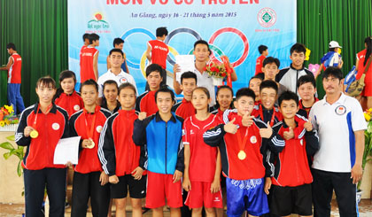 Các VĐV đạt huy chương vàng cùng ông Lê Bá Tùng, người trực tiếp tuyển chọn  và huấn luyện.