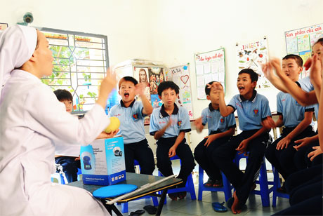 Tập nghe và nói cùng cô giáo trên lớp.