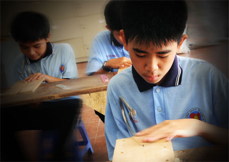 Ngoài học văn hóa, các em nam được học nghề chế tác gỗ.