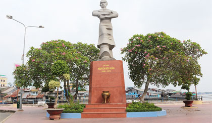 Tượng đài AHDT Thủ Khoa Huân ở TP. Mỹ Tho. Ảnh: BC