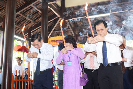 Lãnh đạo tỉnh Tiền Giang và Long An thắp hương tại 