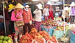 Trái cây về chợ nhiều, giá giảm