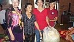 Chị Diễm Trang tặng quà cho các hộ có hoàn cảnh khó khăn