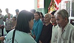 Tặng 113 phần quà cho hộ nghèo ở xã Tân Hòa Tây
