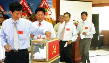 (Phó Bí thư Đảng ủy khối Doanh nghiệp) Đảng viên ở Đảng bộ Công ty Xăng dầu Tiền Giang bỏ phiếu bầu Ban Chấp hành nhiệm kỳ 2015 - 2020. Ảnh: Thu Hoài