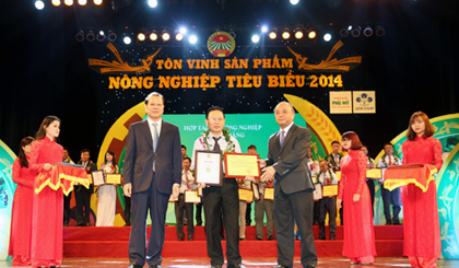 Phó Thủ tướng Vũ Văn Ninh cùng Chủ tịch Hội nông dân Việt Nam Nguyễn Quốc Cường trao chứng nhận sản phẩm nông nghiệp Việt Nam tiêu biểu năm 2014 cho các đơn vị. Ảnh: VGP/Thành Chung