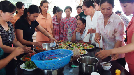 Hộ LHPN tổ chức nấu bữa ăn ngon, góp phần giúp chị em giữ gìn hạnh phúc gia đình, xóa bỏ bạo lực.                                                                                                                                                                                                                                             Ảnh: H. nga