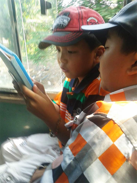Trẻ chơi game mọi lúc, mọi nơi -  kể cả trên xe buýt.