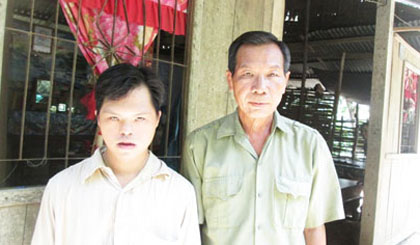 Cha con ông Xiếu trước căn nhà tuềnh toàng.