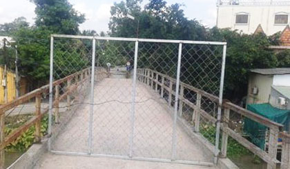 Chính quyền lập hàng rào chắn ngang mặt cầu  không cho người và phương tiện qua lại  sợ nguy hiểm.