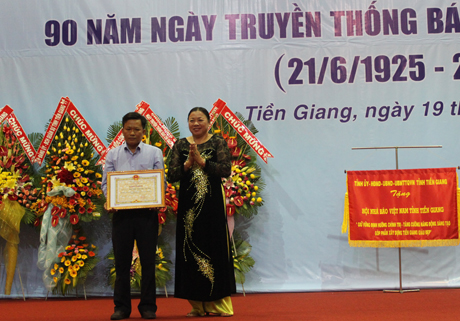 Bà Trần Kim Mai, Phó Chủ tịch UBND tỉnh trao giải đặc biệt báo in Nguyễn Văn Nguyễn.