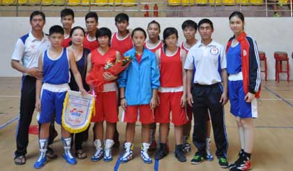 VDV Lê Bá Minh Tú (cầm cờ) cùng Đoàn VĐV Tiền Giang