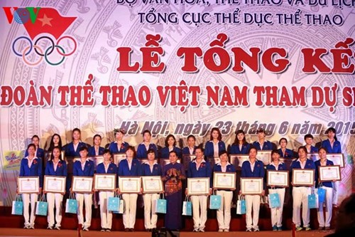 Các VĐV, HLV tiêu biểu nhận bằng khen. (Ảnh: Hải Đăng)