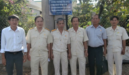 Hội CCB Công ty Điện lực Tiền Giang gắn biển công trình thi đua “Chỉnh trang, làm gọn cáp thông tin viễn thông” treo trên trụ điện lực đường Nguyễn Văn Côn.