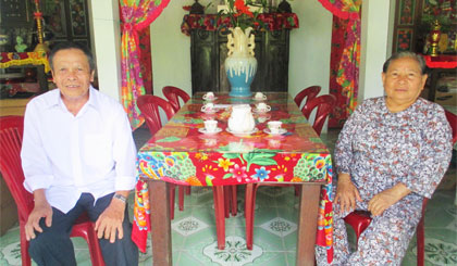 Vợ chồng ông tư hên.