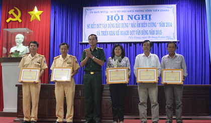 Trao bằng khen, giấy khen cho 13 tập thể.