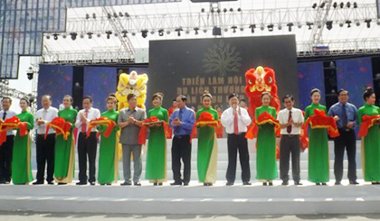 Cắt băng khai mạc Triển lãm Hội chợ Du lịch Thương mại ĐBSCL năm 2015 