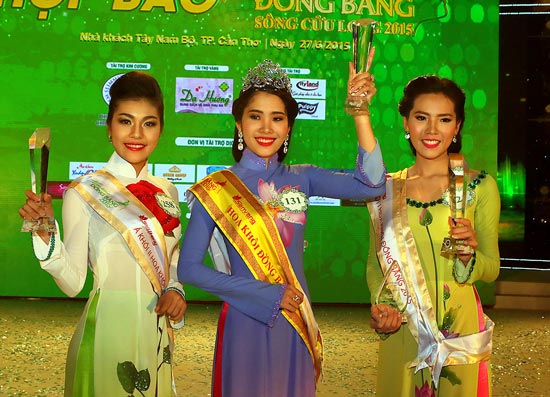 Hoa khôi ĐBSCL năm 2015 Nguyễn Thị Lệ Nam Em (người ở giữa), Á khôi 1 thuộc về thí sinh Nguyễn Huỳnh Trúc Mai (bên phải) và Á khôi 2 được trao cho thí sinh Vương Thanh Tuyền. 