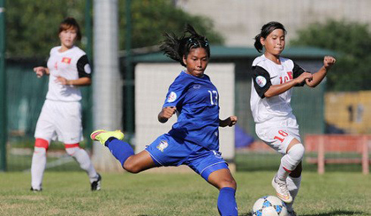 Cầu thủ Vạn Sự (phải) ghi bàn quyết định cho U14 nữ VN (Ảnh: VFF)
