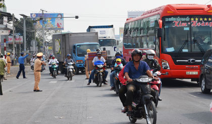 Cảnh sát giao thông  ĐB - ĐS  giữ gìn  trật tự ATGT.