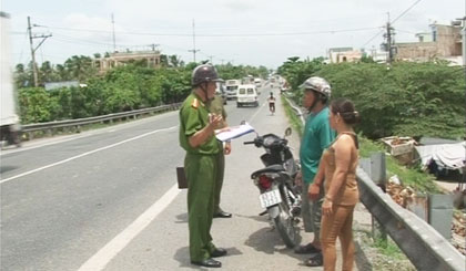 Cán bộ đội CSĐTTP về TTXH - CA  huyện Cái Bè đang điều tra  hiện trường  1 vụ cướp tài sản.