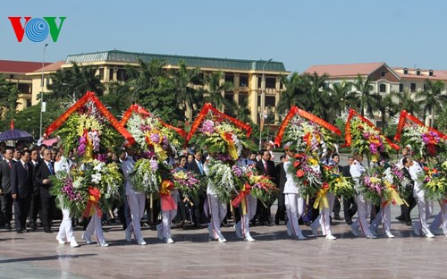Đoàn đại biểu Đảng, Nhà nước, Mặt trận Tổ quốc và tỉnh Hưng Yên dâng hoa tại tượng đài Tổng Bí thư Nguyễn Văn Linh.