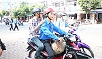 Thanh niên tình nguyện hè: Cùng thí sinh đi thi
