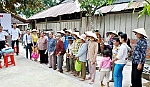 Tặng quà cho bà con nghèo