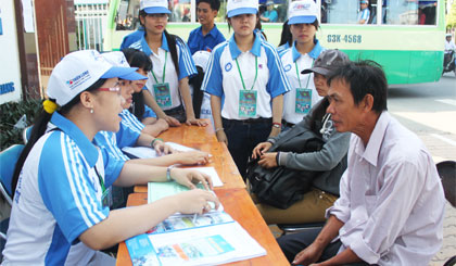 Tận tình tư vấn chỗ trọ, điểm thi cho phụ huynh và thí sinh