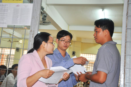Kiểm tra lại hồ sơ TS trước khi phát thẻ dự thi.