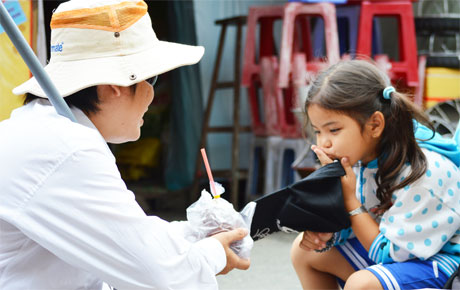 Yến Vi luôn quấn quýt bên ba. 2 cha con ngồi nghỉ ngơi sau 1 buổi đi bán vé số.