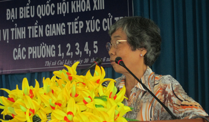 Cử tri phường 1, TX Cai Lậy có ý kiến tại buổi tiếp xúc.