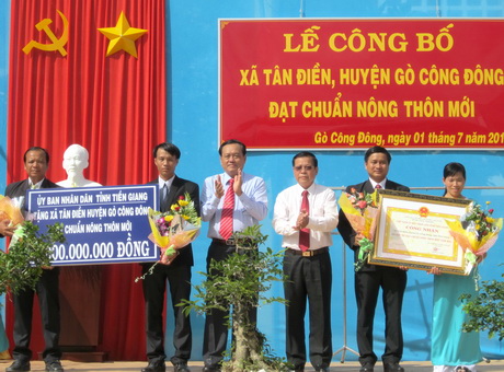 Chủ tịch UBND tỉnh Nguyễn Văn Khang và Phó Chủ tịch UBND tỉnh  Lê Văn Nghĩa trao Bằng Công nhận và Công trình phúc lợi trị giá 1 tỷ đồng cho xã đạt chuẩn nông thôn mới Tân Điền.