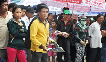 Và ra đến cổng trường thi.