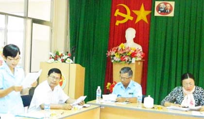 Bà Trần Kim Mai, Phó Chủ tịch Thường trực UBND tỉnh (bìa phải) nghe đại diện Thanh tra tỉnh  báo cáo kết quả thẩm tra, xác minh khiếu nại của bà Nguyễn Thị Túy Phượng.