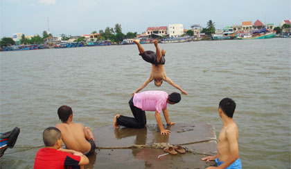 Tắm sông là thú tiêu khiển nguy hiểm của trẻ em dịp hè.