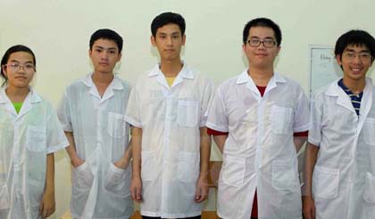 Năm em học sinh đều đoạt giải cao tại Kỳ thi Olympic Vật lý quốc tế năm 2015. Ảnh: Quý Trung/TTXVN