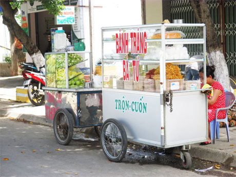 Ngã tư đường Tết Mậu Thân - Lý Thường Kiệt là điểm khá nhộn nhịp với nhiều món ăn vặt như bánh tráng trộn, xoài, me chua ngọt, bắp luộc… được nhiều người dân bán tại các góc đường.