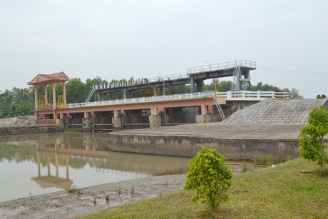 Cống Xuân Hòa là một trong những công trình quan trọng của Dự án thủy lợi ngọt hóa Gò Công.