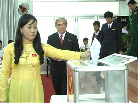 các đại biểu tiến hành bỏ phiếu bầu Ban Chấp hành Đảng bộ TX. Cai Lậy khóa II, nhiệm kỳ 2015-2020.jpg