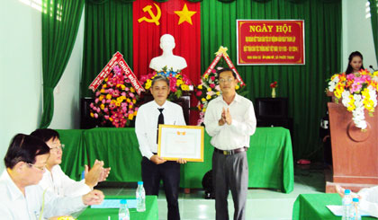 Ông Huỳnh Văn Hải, Phó Chủ tịch  Ủy ban MTTQ tỉnh trao Bằng khen cho Khu dân cư ấp Long Mỹ,  xã Phước Thạnh, TP. Mỹ Tho.