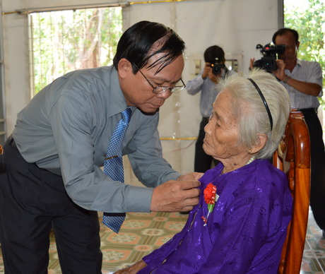 Ông Trần Văn Bảnh, Ủy viên Ban Thường vụ Tỉnh ủy, Chủ nhiệm Ủy ban Kiểm tra Tỉnh ủy thừa ủy nhiệm của Chủ tịch nước gắn huy hiệu, trao bằng danh hiệu “Bà mẹ Việt Nam anh hùng” cho mẹ Nguyễn Thị Sáu (Phú Thạnh).